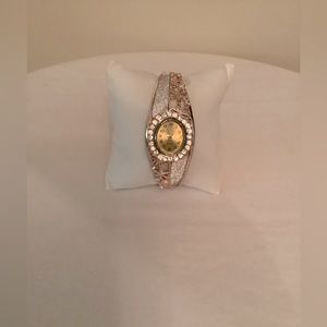 😊Fashion watch, quartz movement, rose gold and silver colored with crystals.